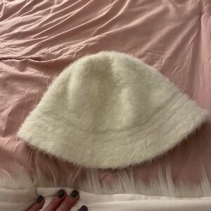 White urban outfitters fuzzy bucket hat